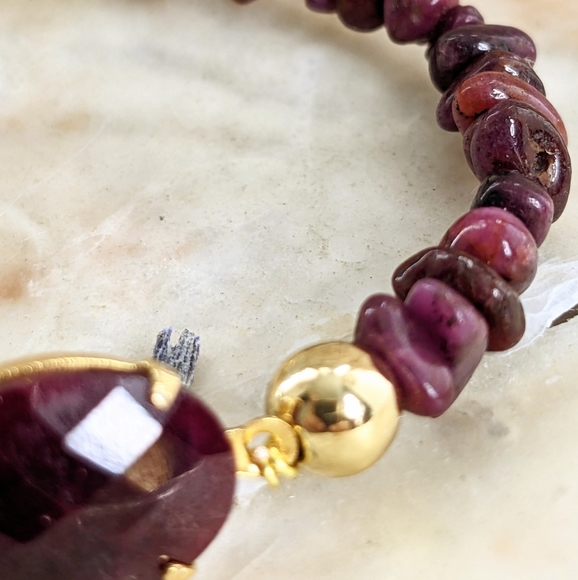 4.5 Carats Natural Ruby Chips And Centerpiece Ruby Bracelet - Picture 3 of 5